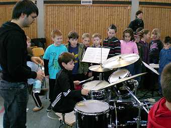 AKUSTIK JAZZ TRIO BEIM JAZZWORKSHOP IN DER GRUNDCHULE MASSWEILER, CHRISTOPH TRAXEL, FOTO FRAU ARN